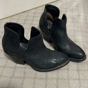 Women’s low black western book sz 7